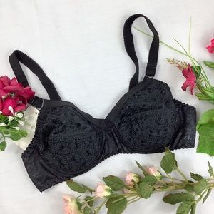 NWT vintage 90s eyelet embroidered black bra